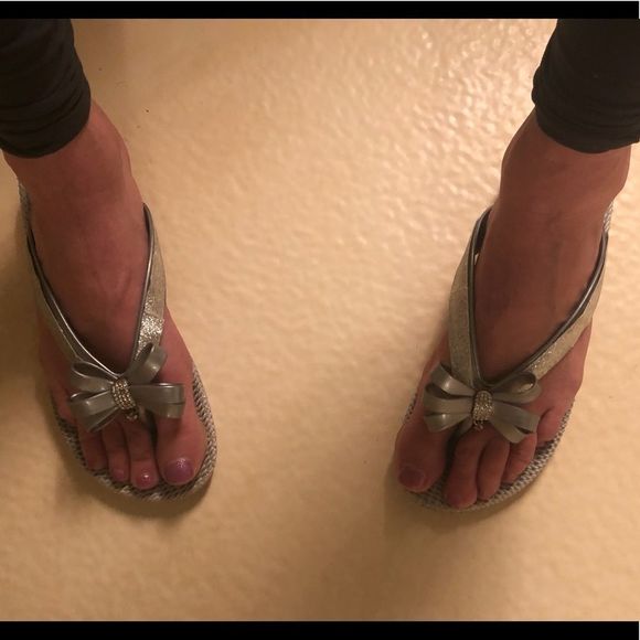 😘 Women’s Silver flip flops w/ bows size 8 1/2 | some wear refer to pics - Picture 3 of 11